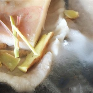 Cách làm da heo chiên giòn xóc muối ớt - ảnh 1.